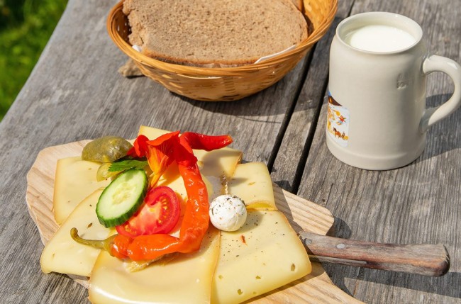 Leckere Käsejause mit frischer Milch