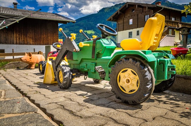 Trettraktor für die Kinder zum Spielen