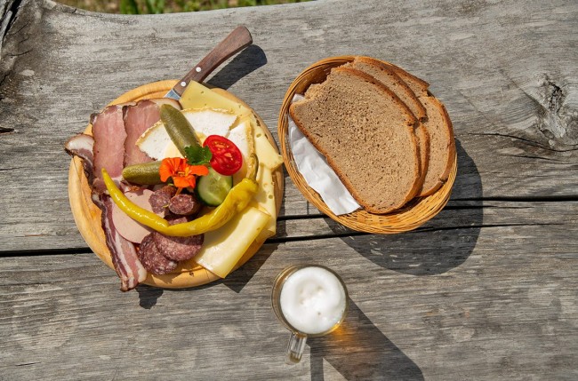 Almjause mit selbstgemachten Produkten