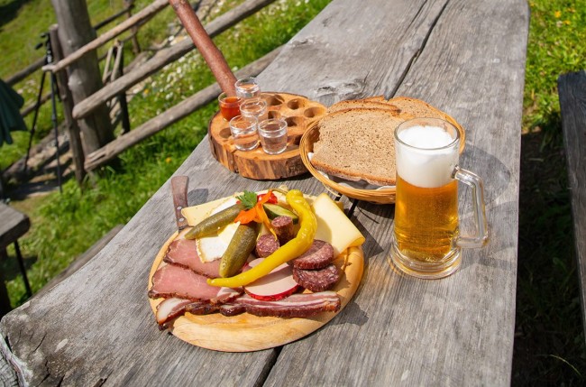 Almjause, frisch gebackenes Brot und ein Bier zum Durst löschen