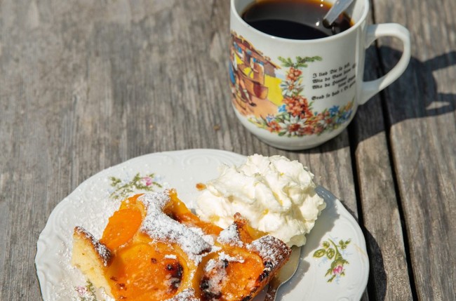 Selbstgebackener flaumiger Kuchen mit frisch gebrühtem Kaffee