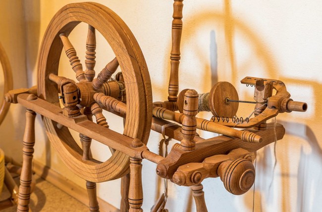 Spinnrad als Dekoration im Bauernhof