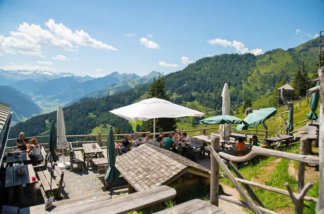 Sonnenterrasse vor der Alm