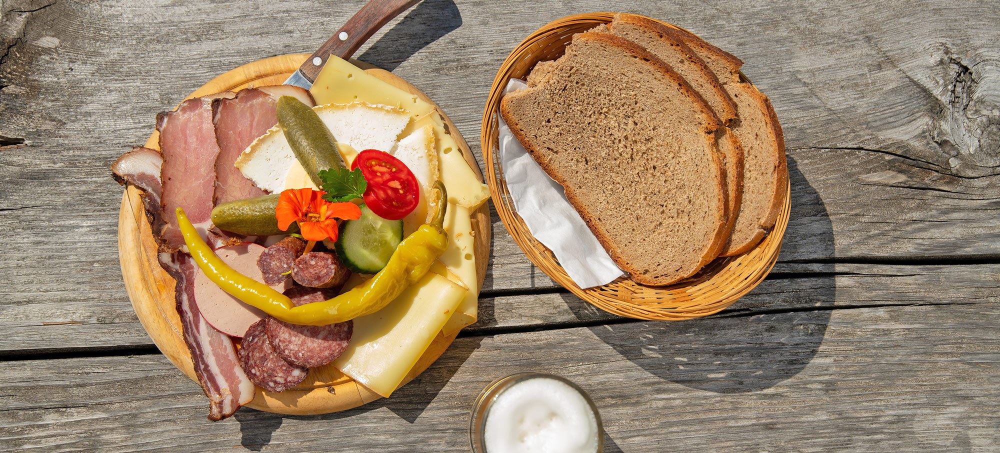 Köstliche Almjause mit selbstbemachten Produkten auf der eigenen Viehhausalm im Großarltal, dem Tal der Almen